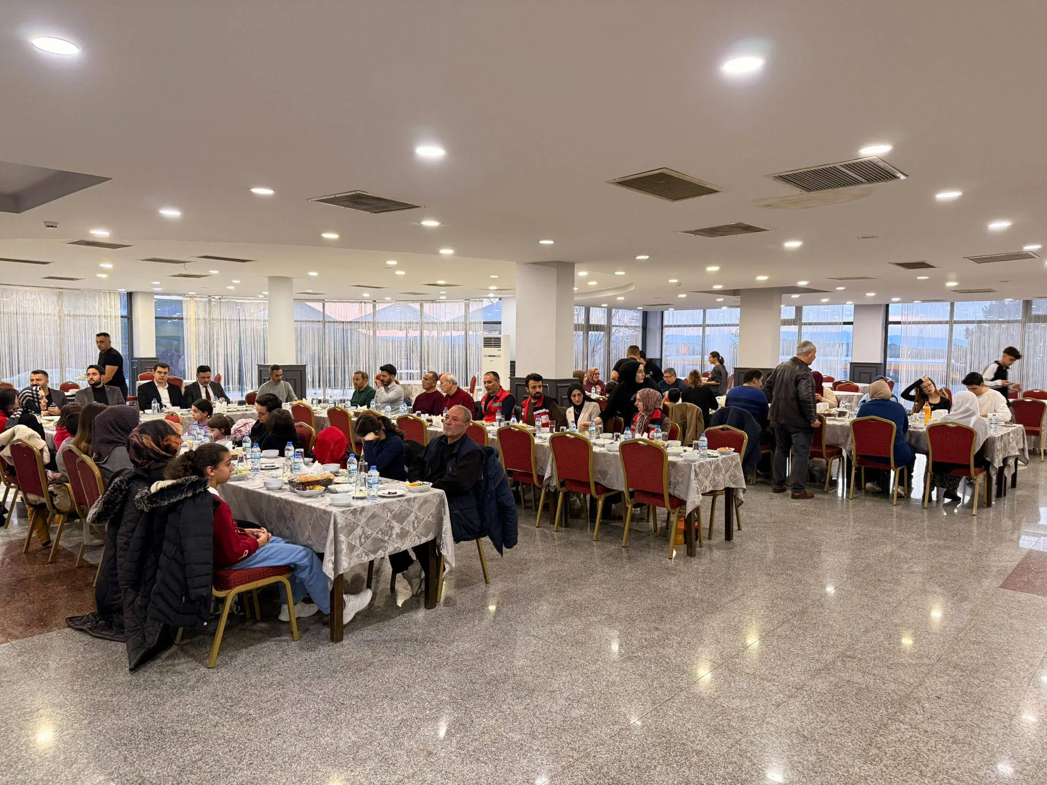 Yerköy’de Dünya Yetimler Günü kapsamında düzenlenen iftar programında öksüz ve