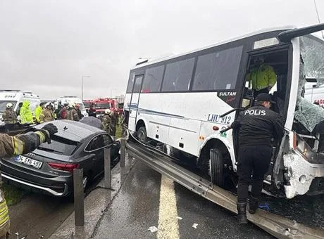 Kuzey Marmara Otoyolu'nda meydana gelen kazada, polisleri taşıyan servis aracı