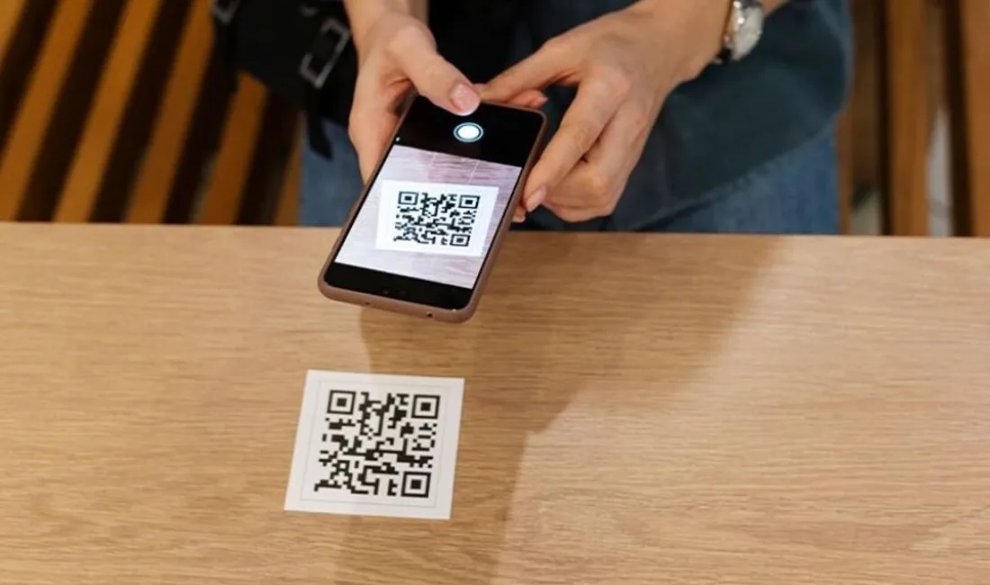 Uzmanlar, bilinmeyen kaynaklardan gelen QR kodların okutulmaması gerektiğini vurguluyor.