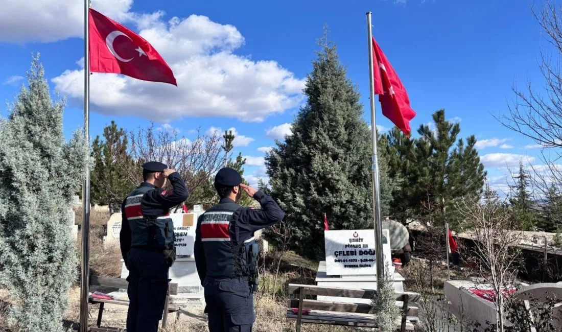 Yerköy’de jandarma ekipleri, devriye sırasında şehit kabirlerini ziyaret ederek dua