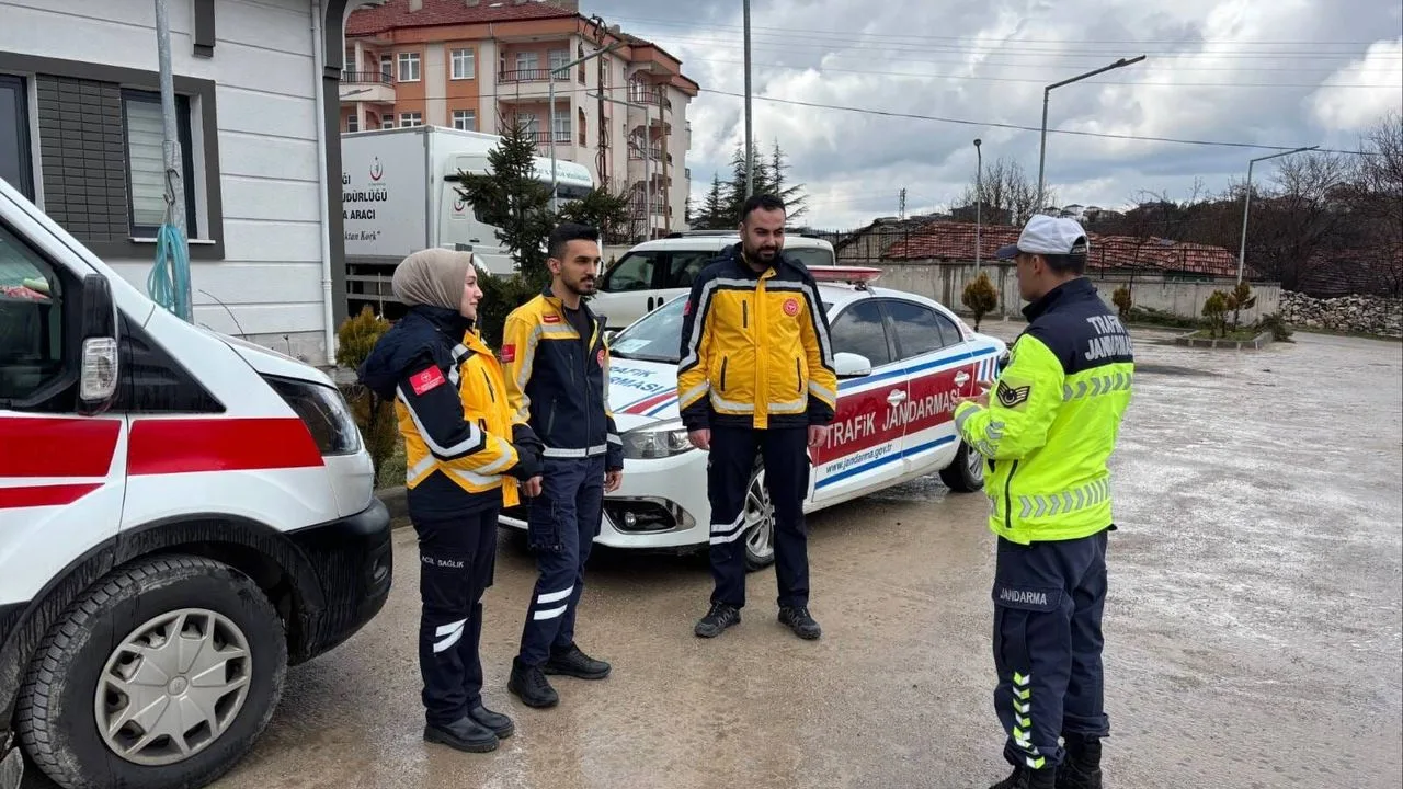 Yozgat İl Jandarma Komutanlığı, Akdağmadeni'nde ambulans sürücülerine trafik güvenliği konularında