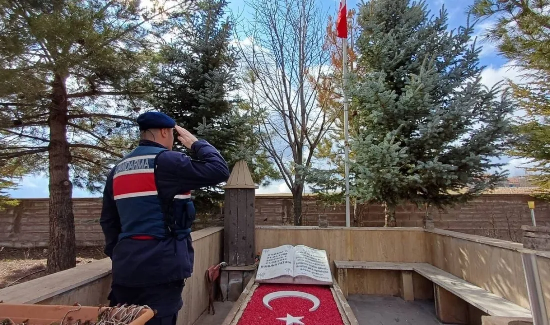 Yozgat'ın Boğazlıyan ilçesinde, Jandarma ekipleri bir şehit kabrini ziyaret ederek
