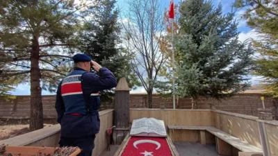 Yozgat'ın Boğazlıyan ilçesinde, Jandarma ekipleri bir şehit kabrini ziyaret ederek