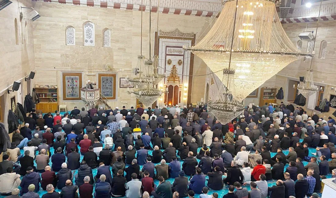 Yozgat genelinde Kadir Gecesi, camilerde düzenlenen programlarla dualarla idrak edildi.