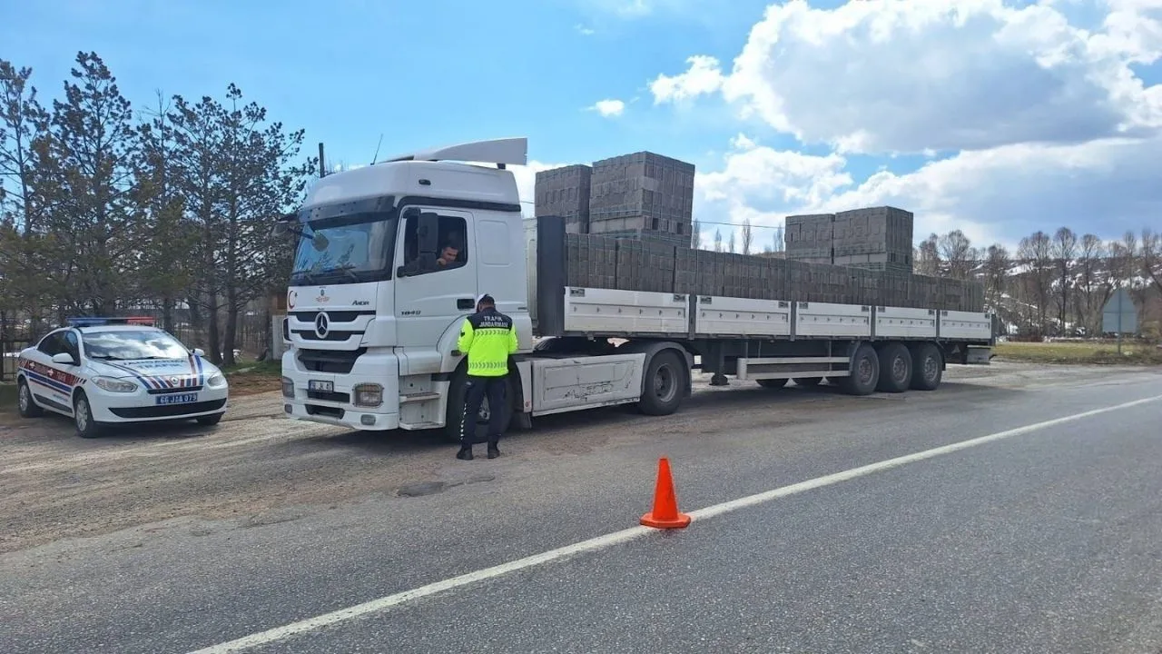 Yozgat İl Jandarma Komutanlığı, bayram öncesi yük taşıyan araçlara yönelik