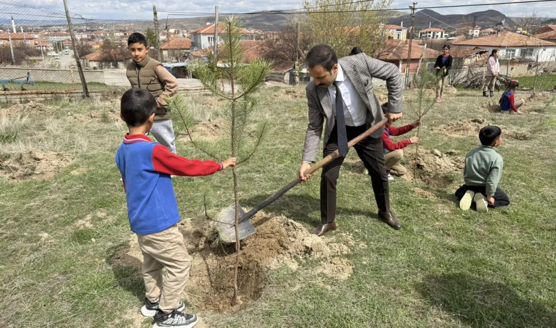 içekdağı Kaymakamı Durdu Yavuz Öğüt, ilçe protokolüyle birlikte Cumhuriyet İlkokulu’nu