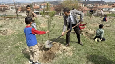 içekdağı Kaymakamı Durdu Yavuz Öğüt, ilçe protokolüyle birlikte Cumhuriyet İlkokulu’nu