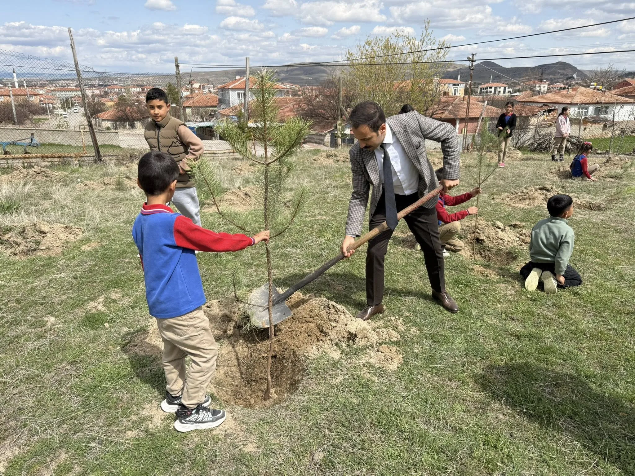 içekdağı Kaymakamı Durdu Yavuz Öğüt, ilçe protokolüyle birlikte Cumhuriyet İlkokulu’nu