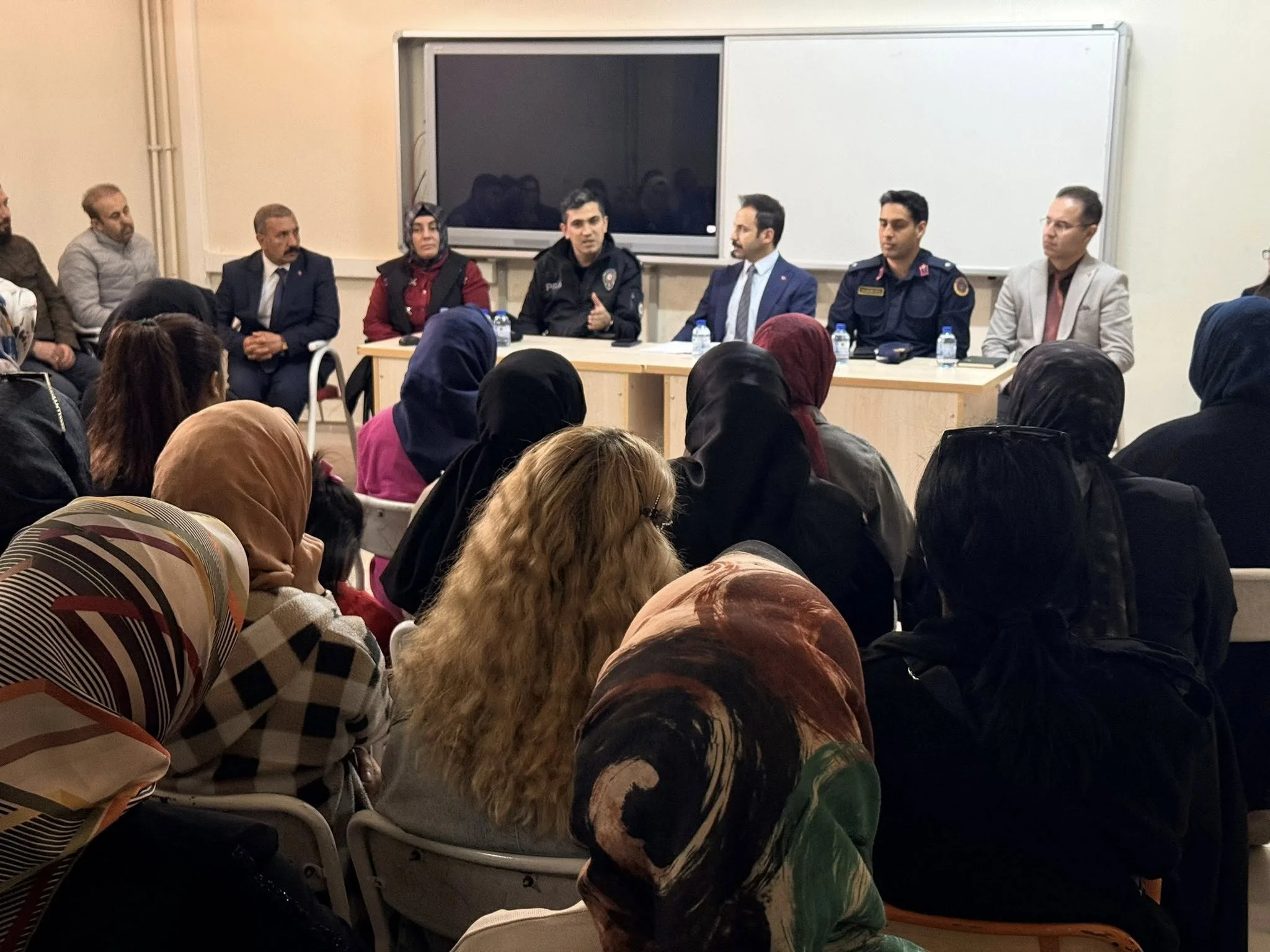 Çiçekdağı Kaymakamı Durdu Yavuz Öğüt, ilgili kurum amirleriyle birlikte Şehit