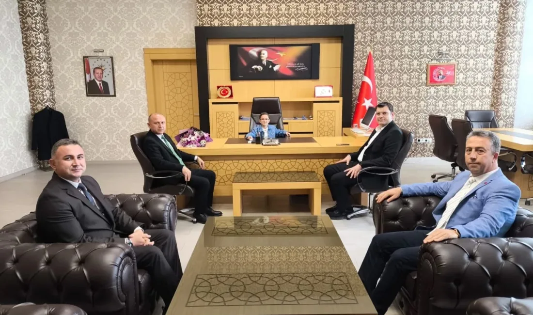 Yerköy'de düzenlenen temsili devir teslim programında çocuklar, bir günlüğüne yönetim