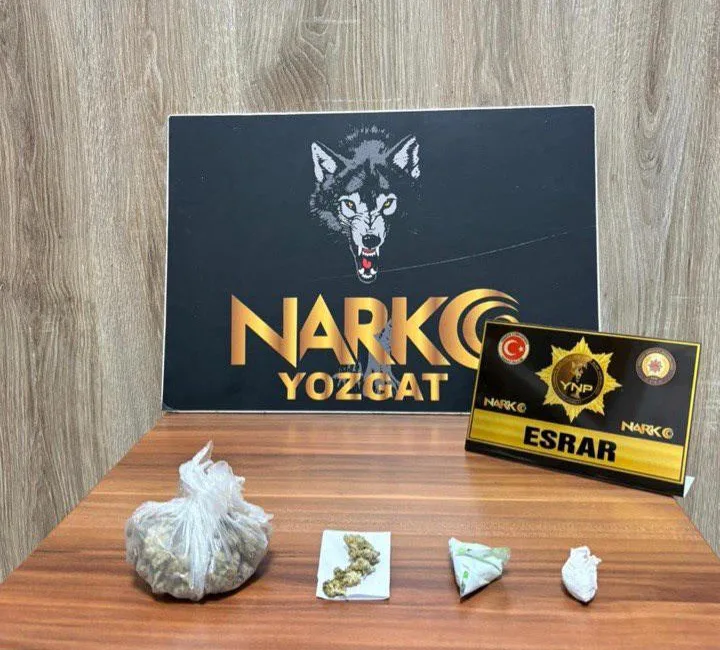 Narkotik ekiplerinin ortak çalışmasında suçüstü yakalanan şüphelilerden biri tutuklandı.