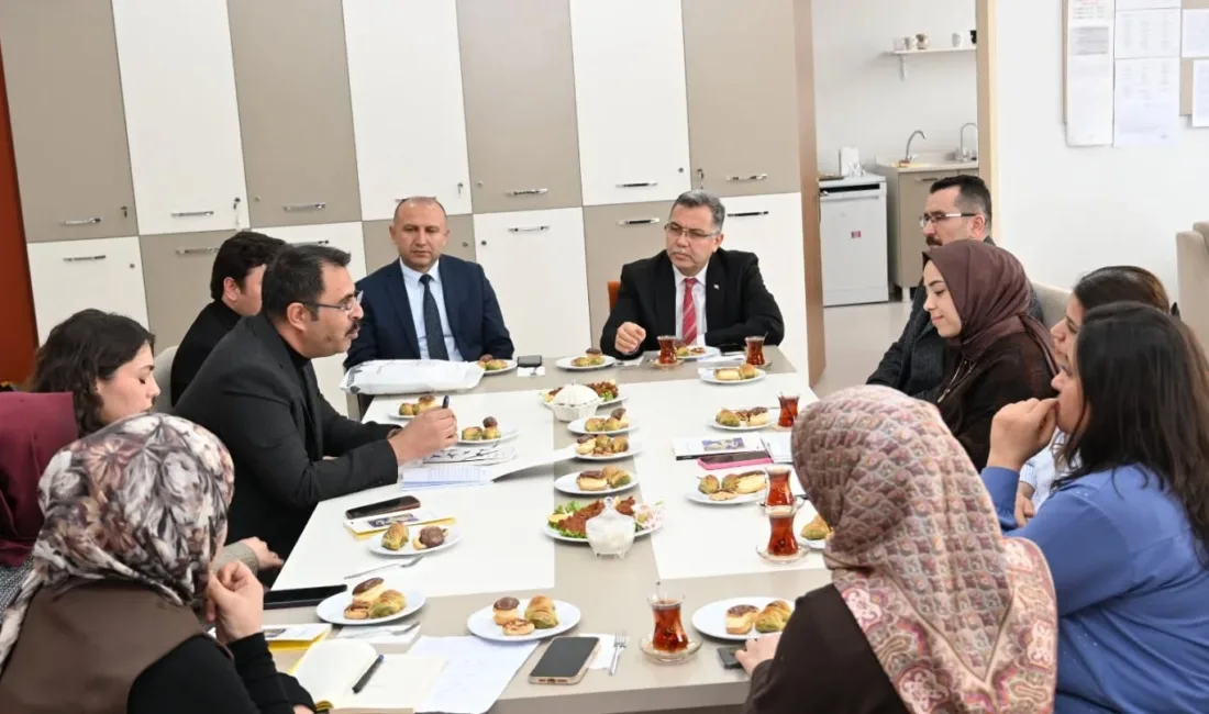 Zihn-i Fikir Projesi kapsamında düzenlenen kitap tahlili toplantısında, yazar Soner