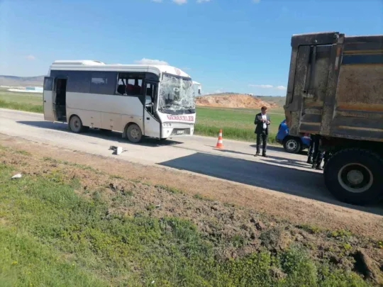 Afyonkarahisar'da bir midibüsün, Gebeceler beldesi çıkışında kamyona arkadan çarpması sonucu