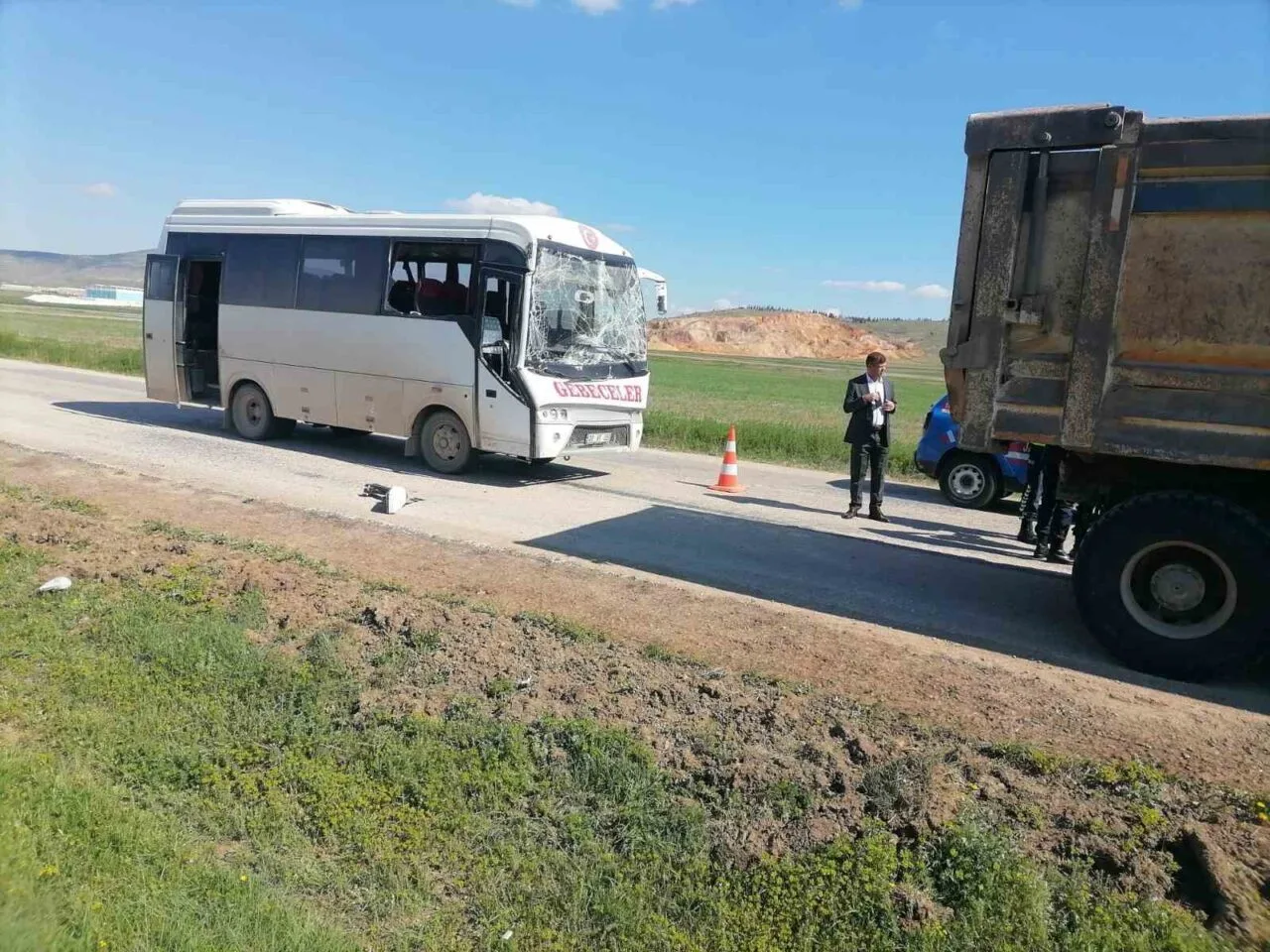 Afyonkarahisar'da bir midibüsün, Gebeceler beldesi çıkışında kamyona arkadan çarpması sonucu