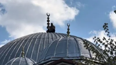 Denizli'nin Pamukkale ilçesinde bir kişi, caminin çatısından polis ekiplerinin yaklaşık