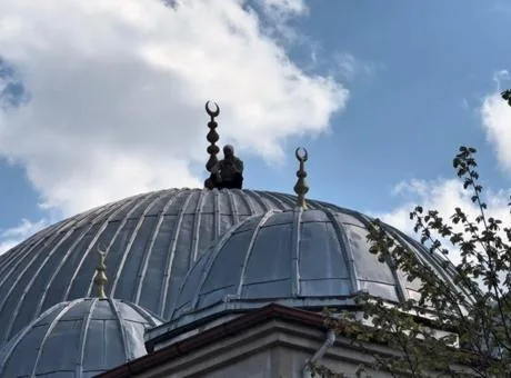 Denizli'nin Pamukkale ilçesinde bir kişi, caminin çatısından polis ekiplerinin yaklaşık