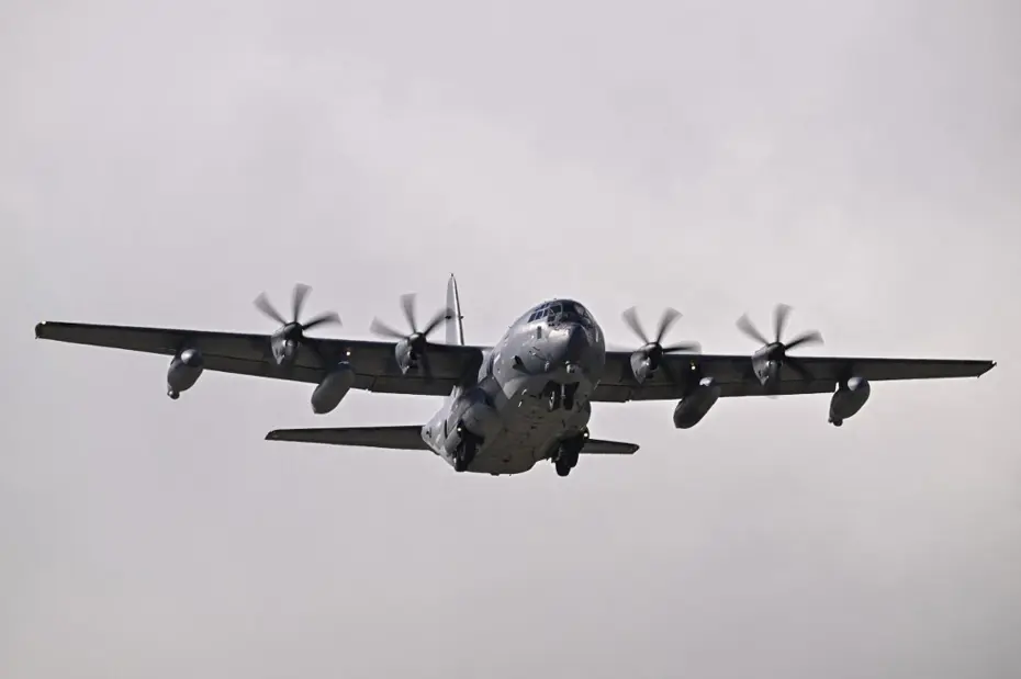 İran, düşen uçağın pilotlarını arama görevine katılan bir ABD uçağını