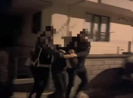 İstanbul'da düzenlenen eş zamanlı operasyonlarda, 7'si çocuk toplam 17 şüpheli