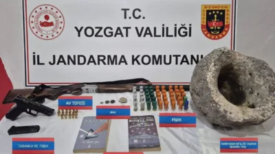 Yozgat'ın Sorgun ilçesinde gerçekleştirilen izinsiz kazı operasyonunda ruhsatsız silahlar, mühimmat