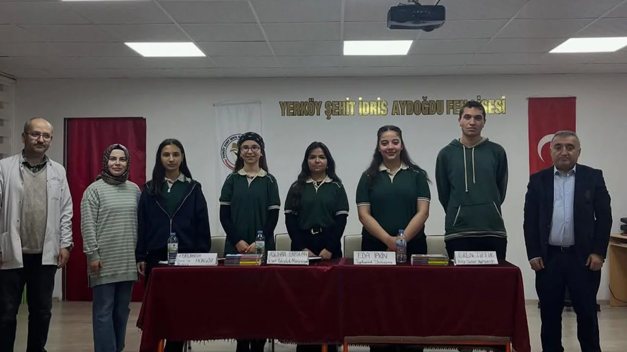 Yerköy Fen Lisesi'nde gerçekleştirilen panelde öğrenciler, Mustafa Kutlu'nun eserlerini çeşitli