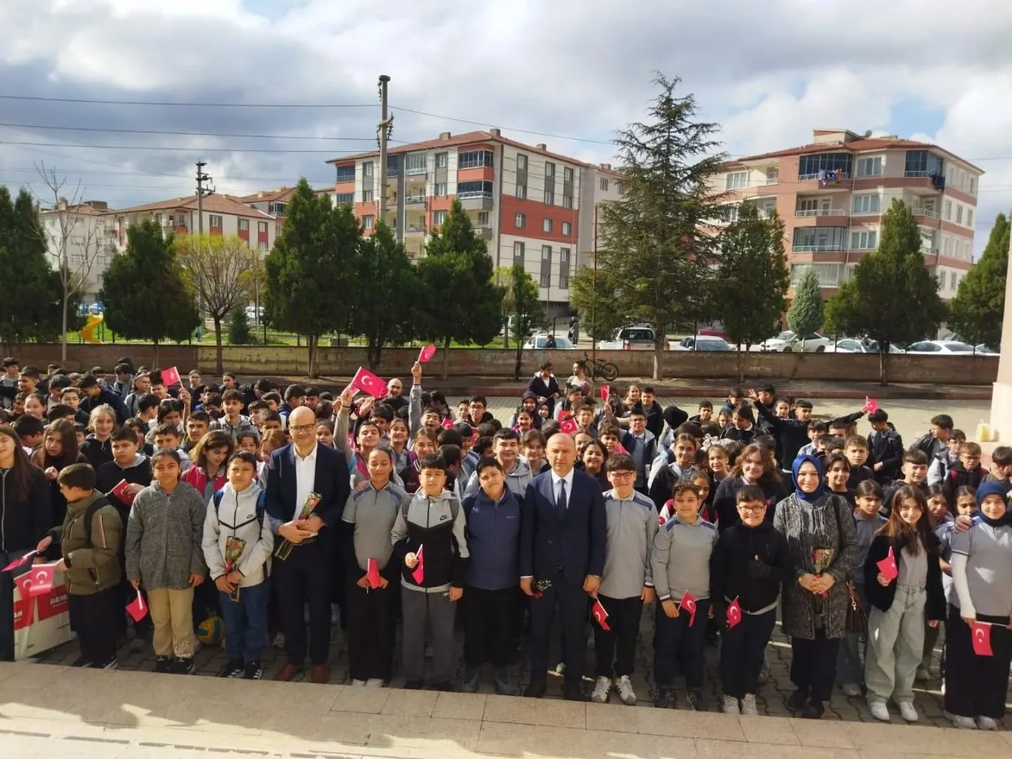 Yerköy ilçemizde, okullarda düzenlenen İstiklal Marşı töreni, birlik ve dayanışma