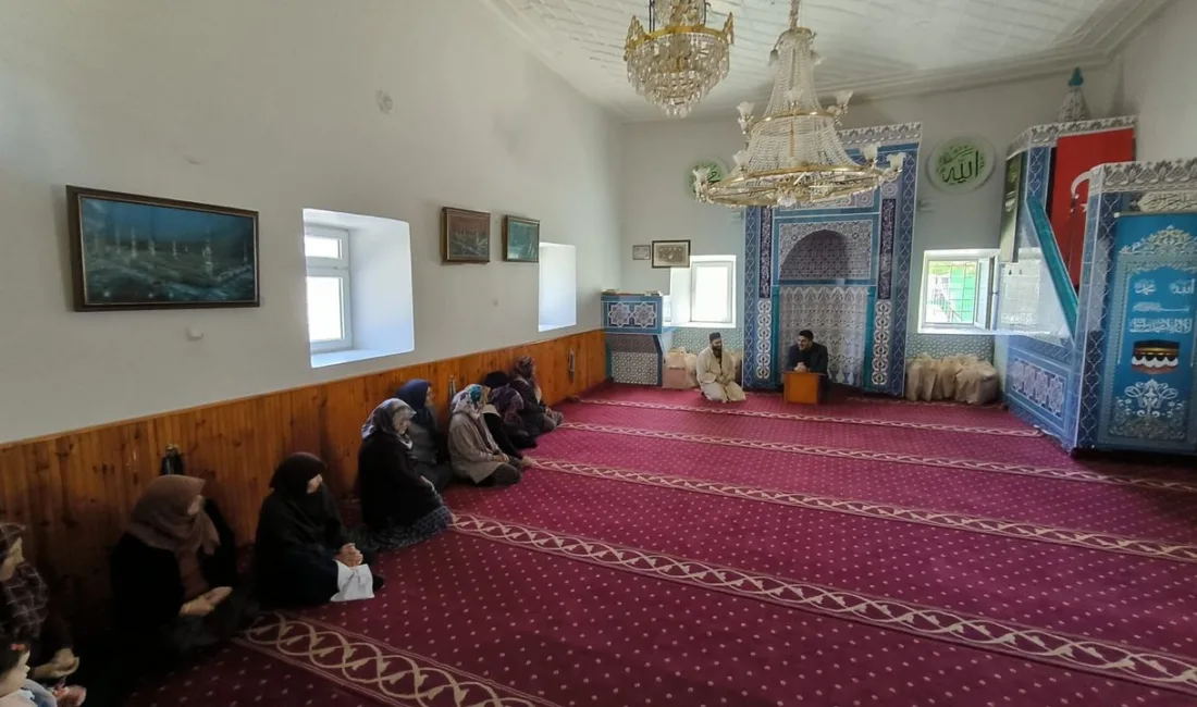 Yozgat'ın Yerköy ilçesinde düzenlenen mukabele programında katılımcı hanımlara hediyeler verildi.