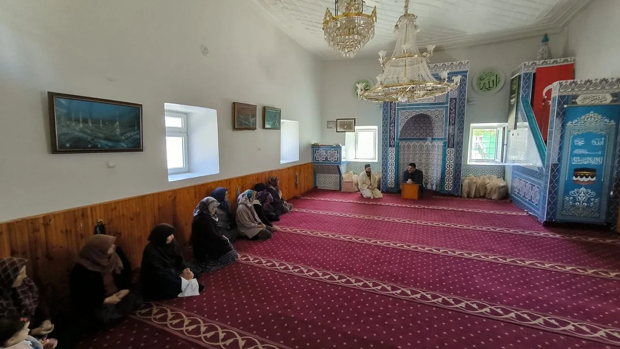 Yozgat'ın Yerköy ilçesinde düzenlenen mukabele programında katılımcı hanımlara hediyeler verildi.