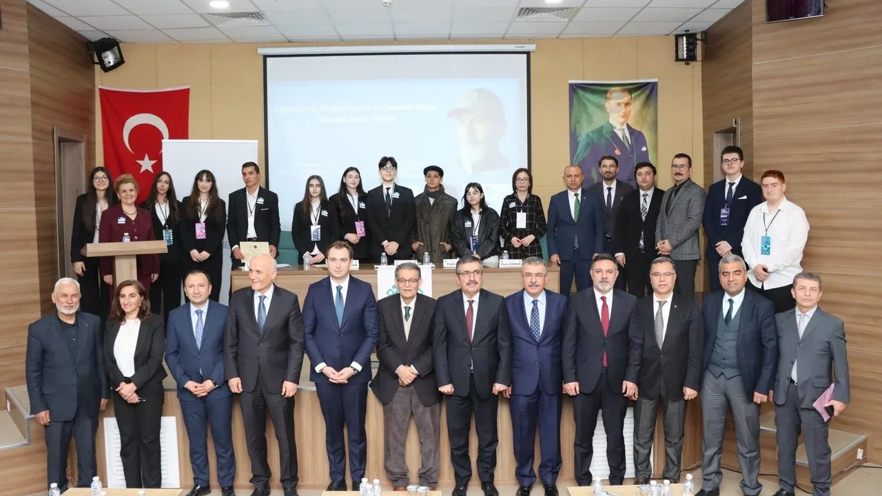 Yerköy'de düzenlenen Mustafa Kutlu paneline yoğun katılım sağlandı.