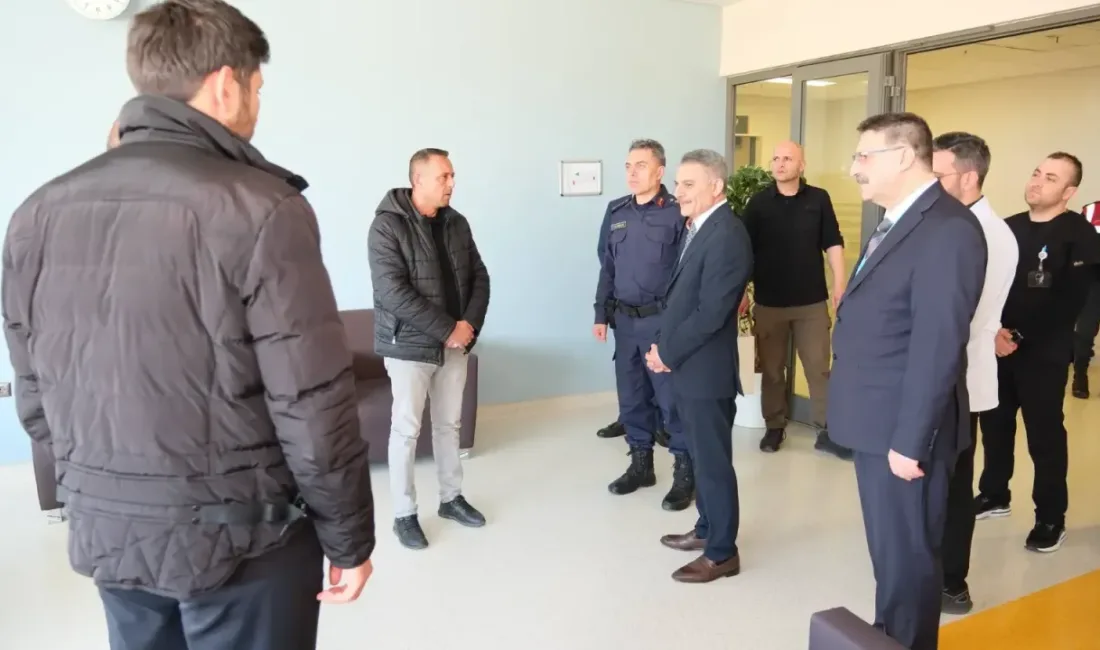Yozgat Valisi Mehmet Ali Özkan, hastanede hasta ve sağlık personeli
