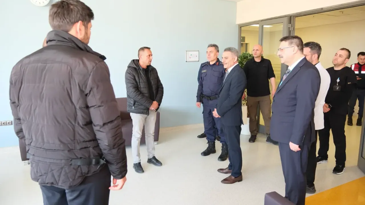 Yozgat Valisi Mehmet Ali Özkan, hastanede hasta ve sağlık personeli