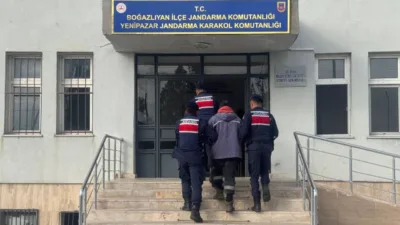 Yozgat'ta jandarma ekipleri, aranan şahıslara yönelik düzenlenen operasyonlarda biri ağır