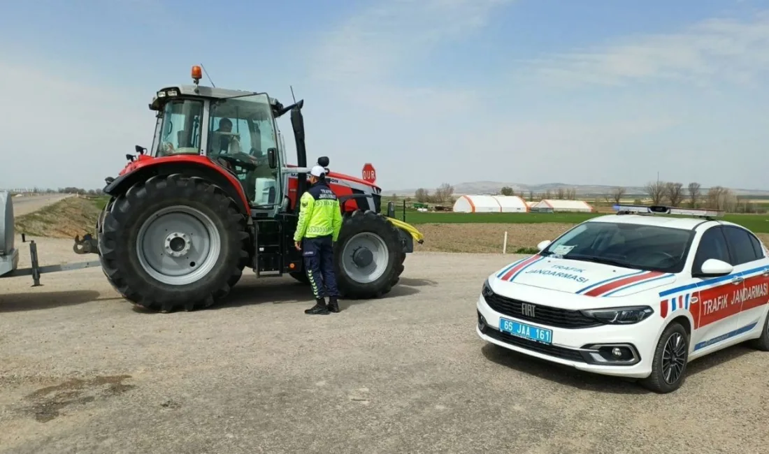 Yozgat'ın Boğazlıyan ilçesinde jandarma, traktör sürücülerine güvenli kullanım ve trafik