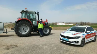 Yozgat'ın Boğazlıyan ilçesinde jandarma, traktör sürücülerine güvenli kullanım ve trafik