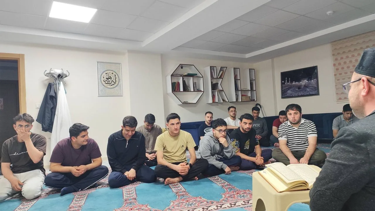 Yozgat'ın Akdağmadeni ilçesinde KYK yurt öğrencileri, Kahramanmaraş'taki olayda hayatını kaybedenler