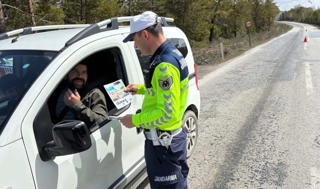 Yozgat'ta jandarma ekipleri tarafından gerçekleştirilen trafik denetimlerinde sürücülere trafik kuralları