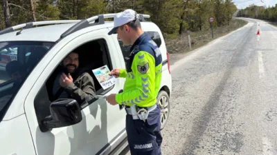Yozgat'ta jandarma ekipleri tarafından gerçekleştirilen trafik denetimlerinde sürücülere trafik kuralları