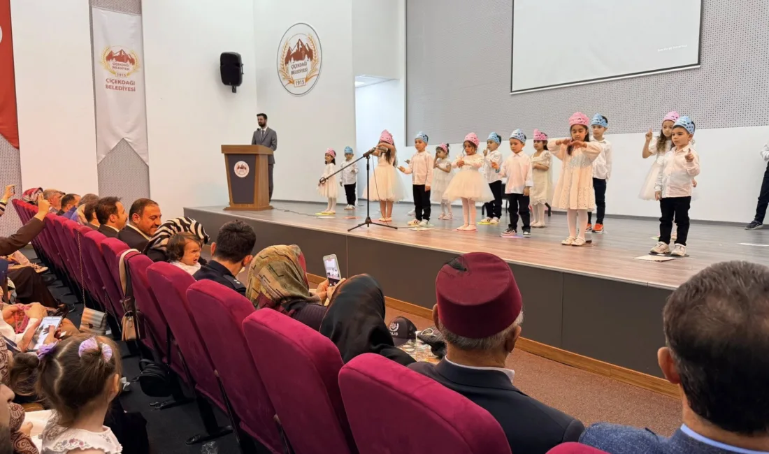 Çiçekdağı’nda 4-6 yaş Kur’an kursu kapanış programında minik öğrenciler sahne