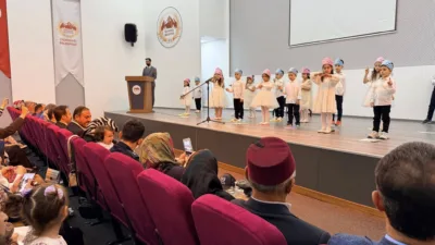 Çiçekdağı’nda 4-6 yaş Kur’an kursu kapanış programında minik öğrenciler sahne