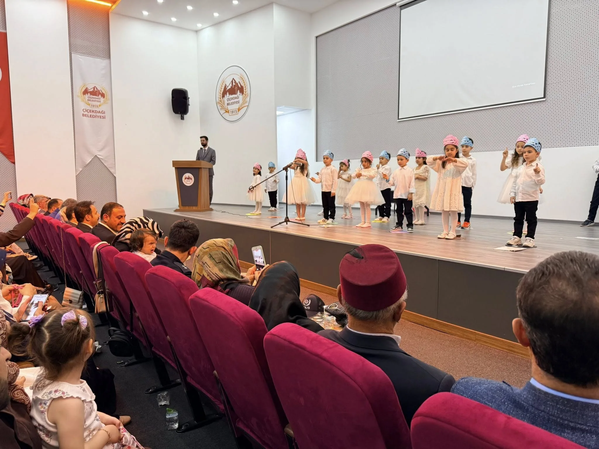 Çiçekdağı’nda 4-6 yaş Kur’an kursu kapanış programında minik öğrenciler sahne