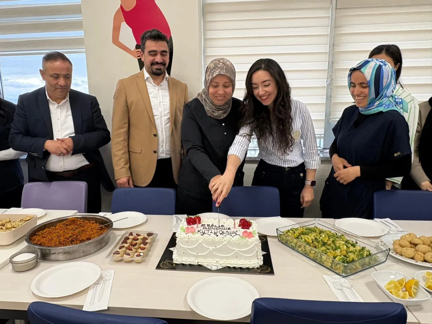 Hastane yönetimi, Ebeler Günü kapsamında düzenlenen özel programda ebelerle bir