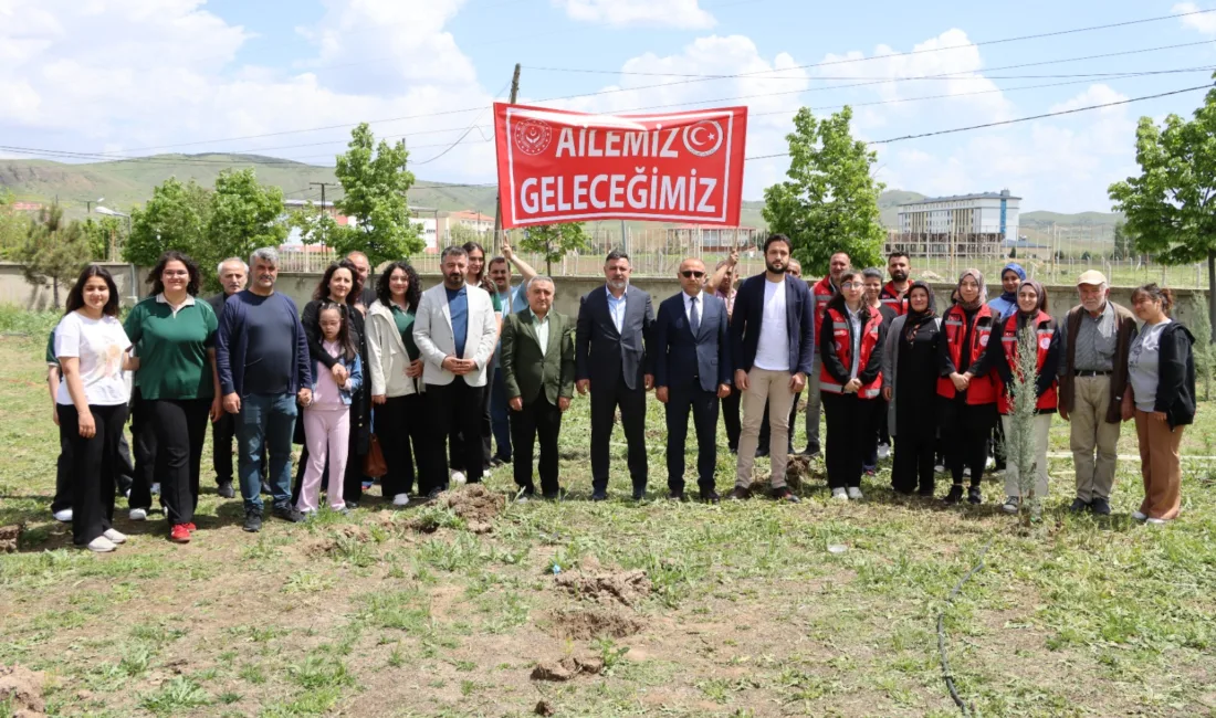 Engelliler Haftası kapsamında Yerköy’de düzenlenen fidan dikim etkinliğinde öğrenciler ve