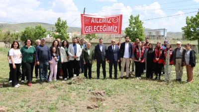 Engelliler Haftası kapsamında Yerköy’de düzenlenen fidan dikim etkinliğinde öğrenciler ve
