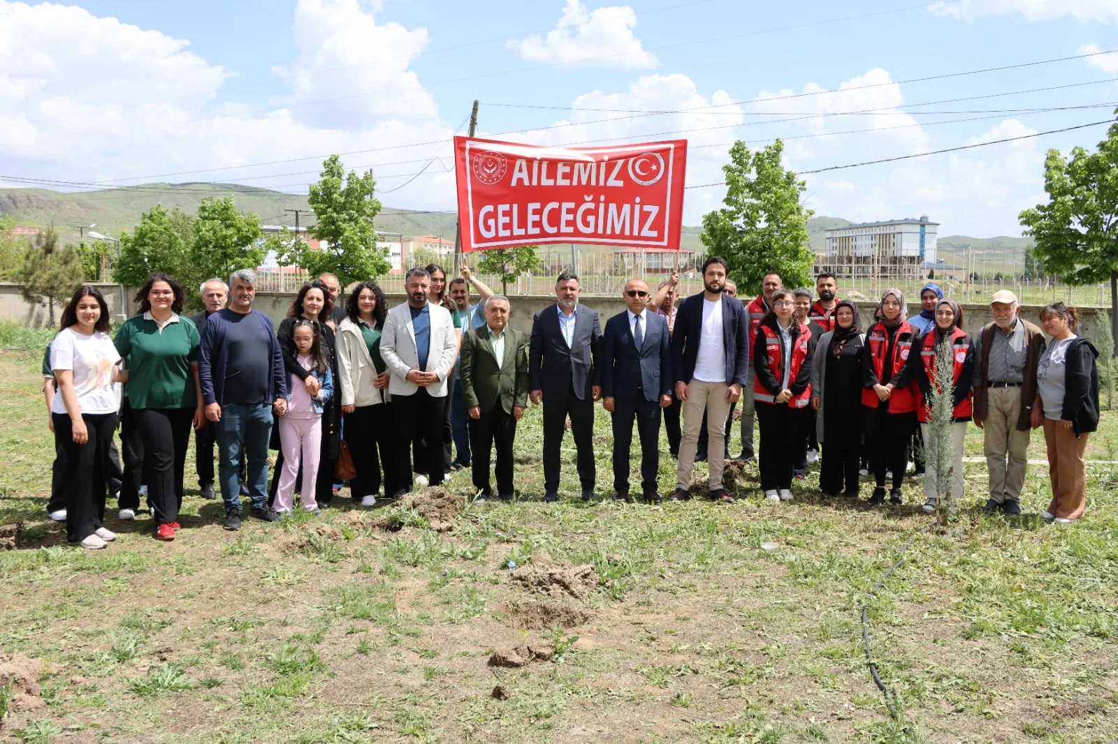 Engelliler Haftası kapsamında Yerköy’de düzenlenen fidan dikim etkinliğinde öğrenciler ve