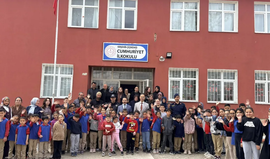 Çiçekdağı Kaymakamı Durdu Yavuz Öğüt, ilçe protokolü ile birlikte iki