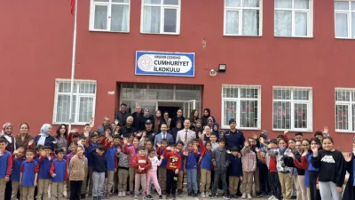 Çiçekdağı Kaymakamı Durdu Yavuz Öğüt, ilçe protokolü ile birlikte iki