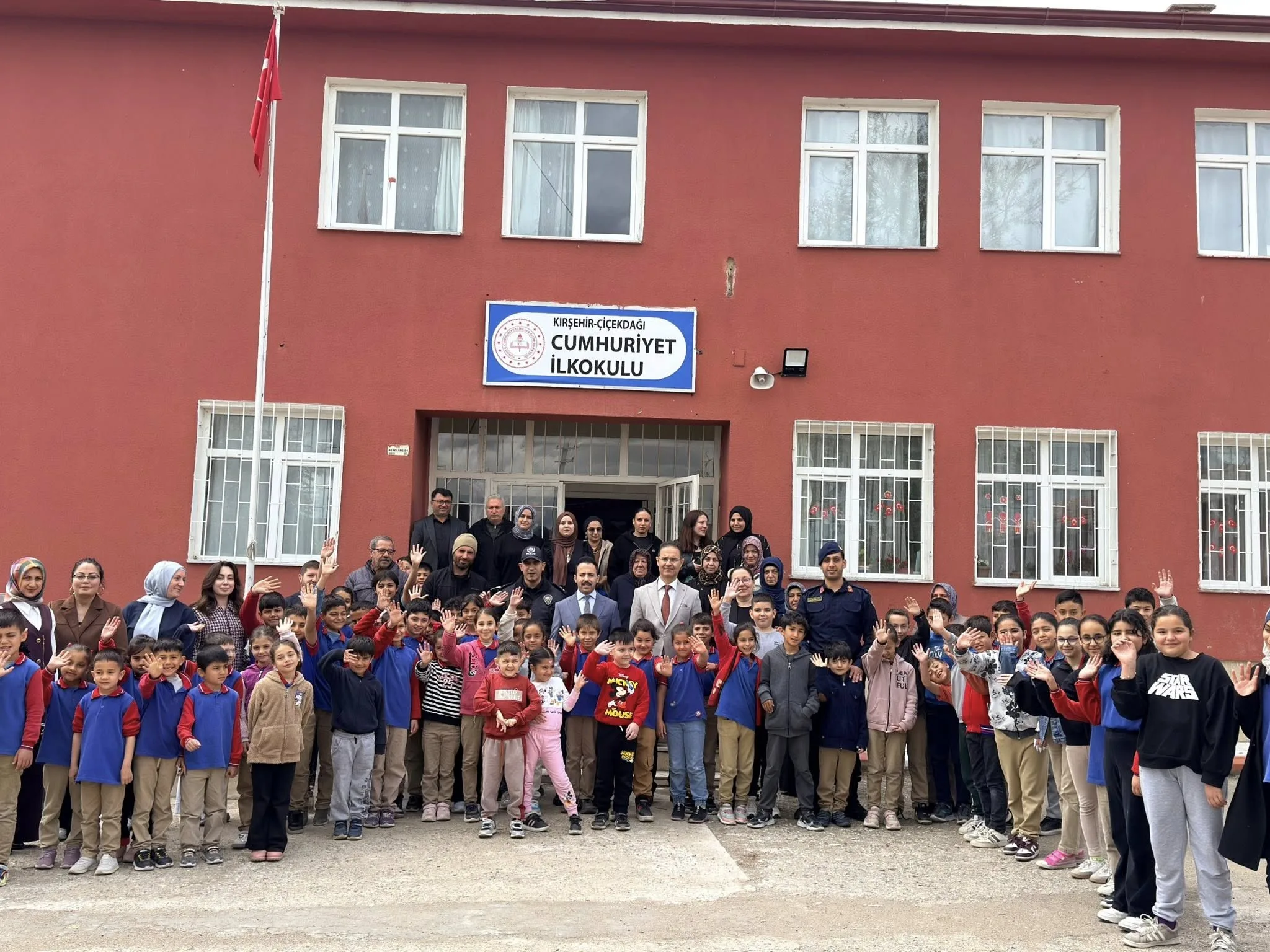 Çiçekdağı Kaymakamı Durdu Yavuz Öğüt, ilçe protokolü ile birlikte iki