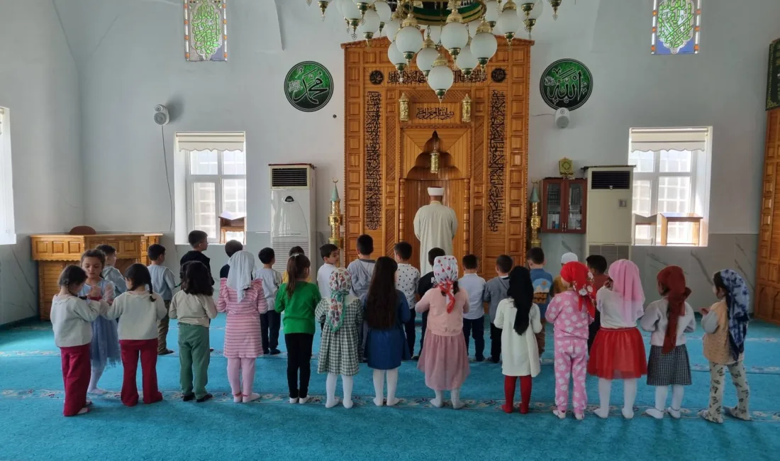 Yerköy Müftülüğü bünyesindeki Kur'an kursu öğrencileri, cami ziyareti gerçekleştirerek manevi