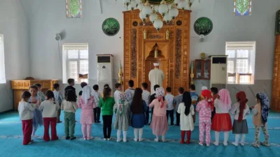 Yerköy Müftülüğü bünyesindeki Kur'an kursu öğrencileri, cami ziyareti gerçekleştirerek manevi