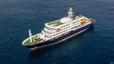 İspanya'nın Tenerife kentinde demir atan gemideki yolcular, ülkelerine uçakla gönderilmeye