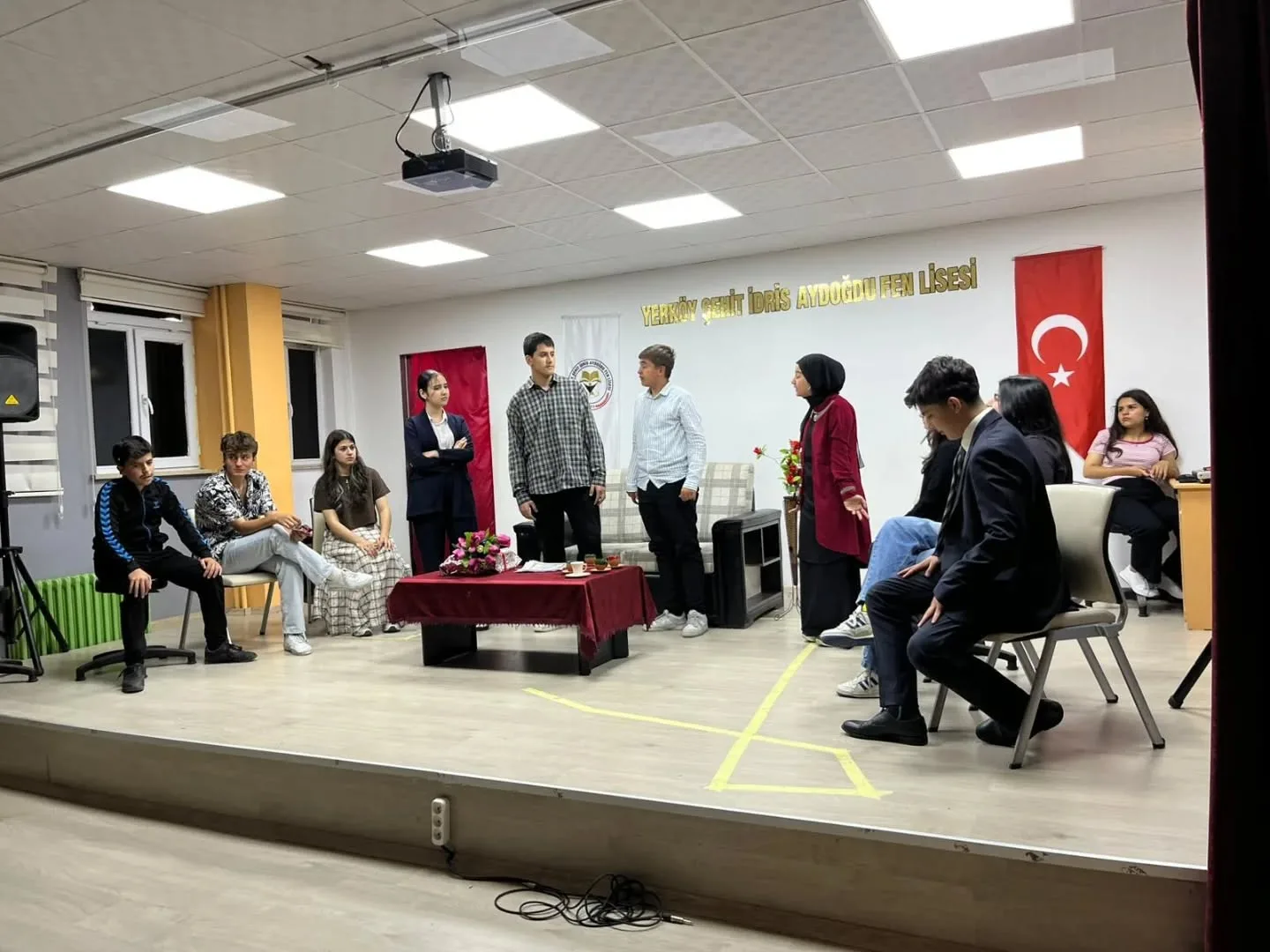 Şehit İdris Aydoğdu Fen Lisesi Tiyatro Kulübü öğrencileri, sahneledikleri “Şair